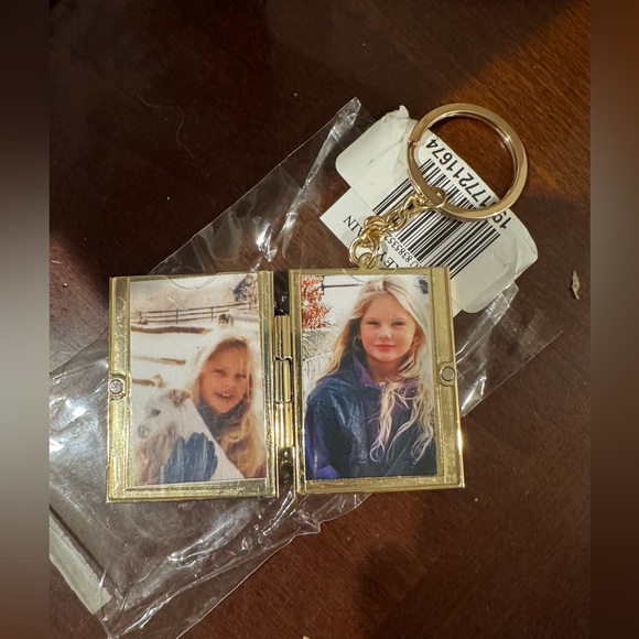 Taylor Swift Christmas Tree Farm Keychain - Picture 4 of 6